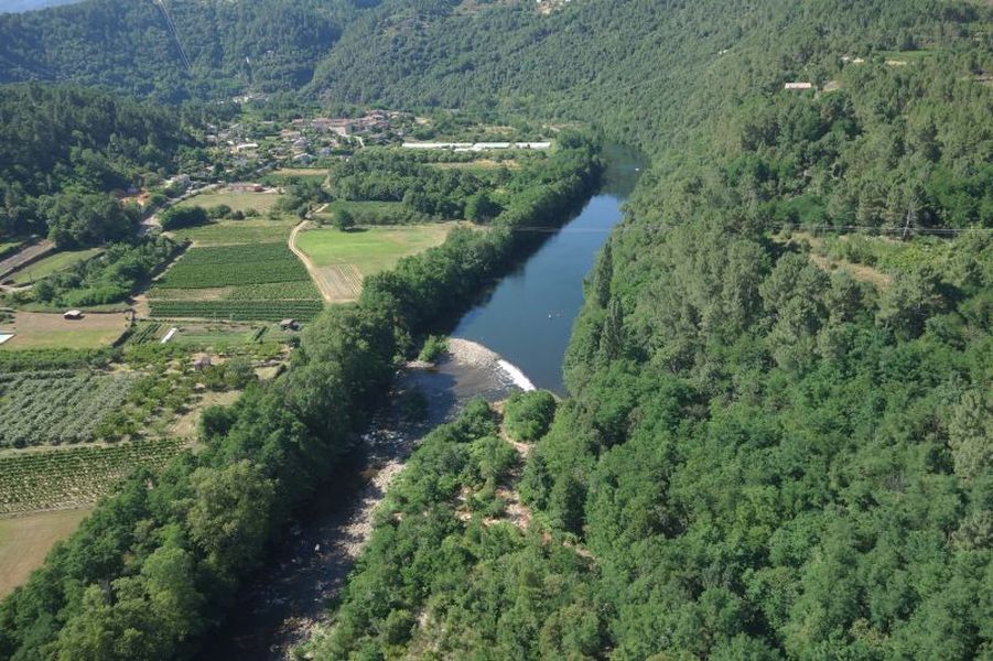 Vue par drone du seuil de du canal du Plot sur le Chassezac en Ardèche