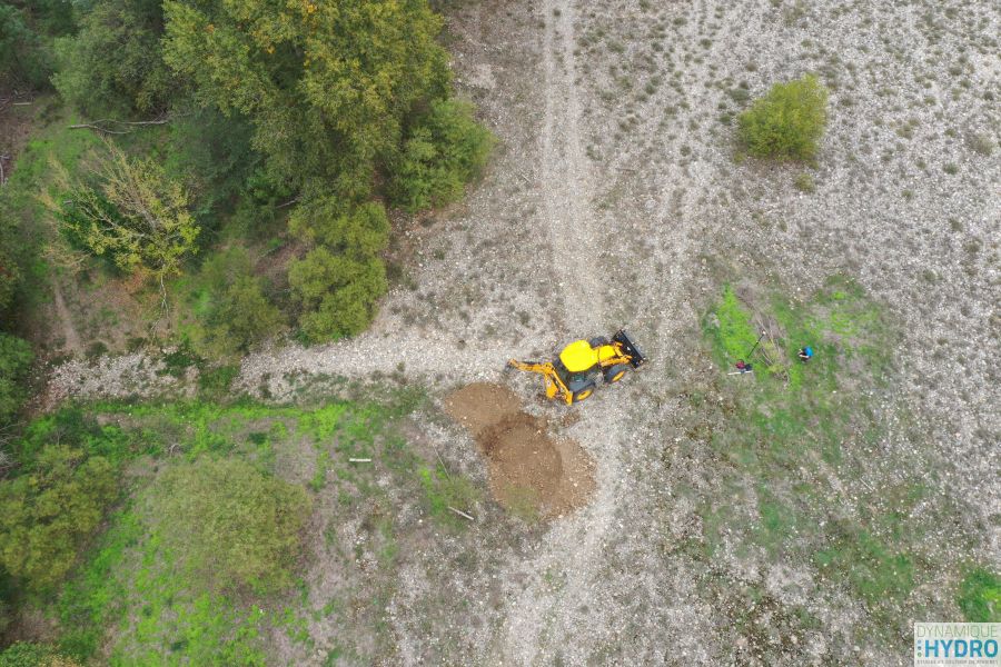 Image (prise depuis notre drone MAVICPRO2) d'une pelleteuse réalisant un sondage dans le sol