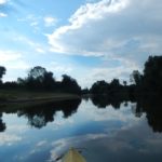 Photo de la rivière prise depuis notre canoë pendant notre campagne de terrain d'expertise hydromorphologique