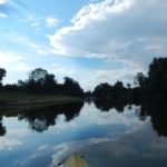 Photo de la rivière prise depuis notre canoë pendant notre campagne de terrain d'expertise hydromorphologique