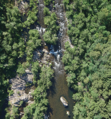 Carte de vœux 2016-2017 de Dynamique Hydro - Partie verso : une photo par drone de la rivière Chassezac en Ardèche