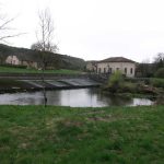 LOUE : vue sur le barrage et la rivière