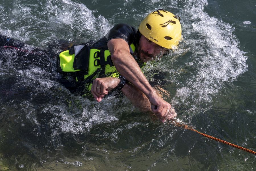 Benoît FOURCADE. Découpe de corde au couteau, dans le cadre de la formation sécurité et sauvetage en eaux vives (MASE)