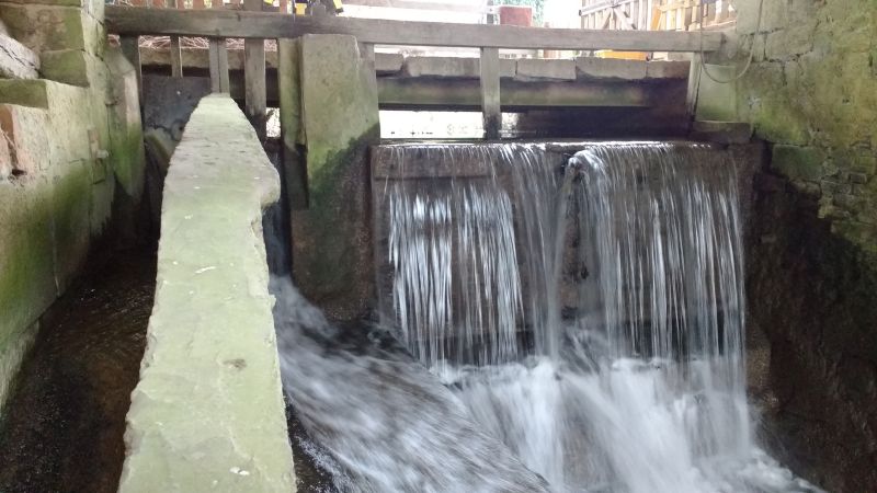 Dans le cadre de la maîtrise d'œuvre de la continuité écologique des rivières Gizia et Sonnette, photo du seuil d'un ancien moulin