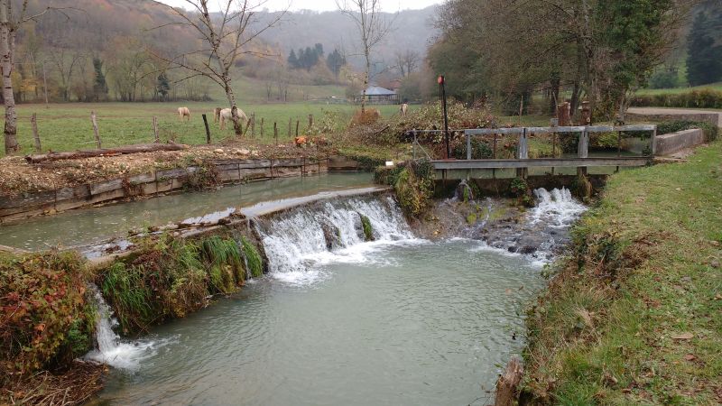 Dans le cadre de la maîtrise d'œuvre de la continuité écologique des rivières Gizia et Sonnette, photo d'un seuil