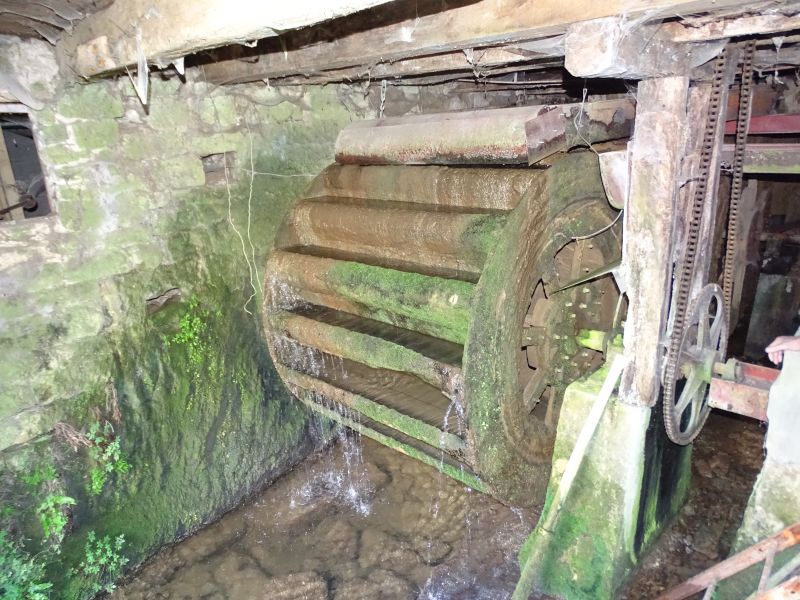 Dans le cadre de la maîtrise d'œuvre de la continuité écologique des rivières Gizia et Sonnette, une photo du moulin hydraulique encore en fonction