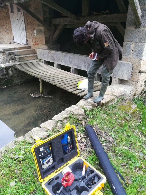 Relevés GPS : Benoît réalise des points SPG pour la topographie du barrage