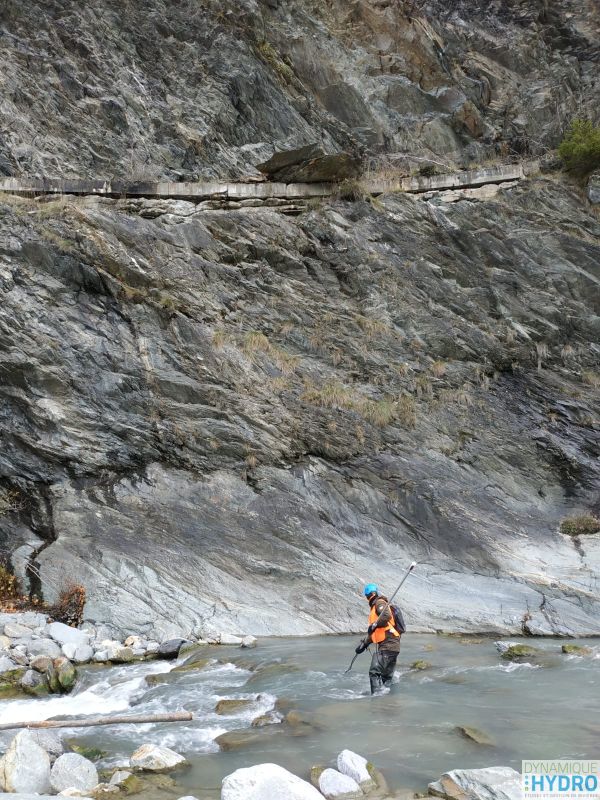 Recherche de transpondeurs passifs intégrés (PIT) à l'aide d'une antenne, sur la rivière Arve, dans le cadre du suivi morphologique du barrage des Houches.