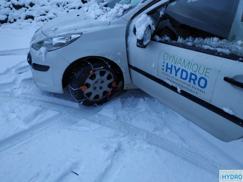 Notre voiture dans la neige avec des chaines sur les pneus : terrain par tous temps chez Dynamique Hydro