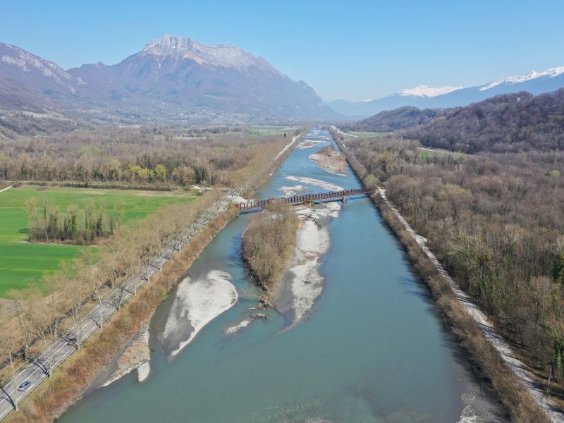 Vue réalisée depuis notre drone de la vallée de l'Isère entre Grenoble et Albertville lors de notre campagne de terrain pour le Suivi morphologique des bancs