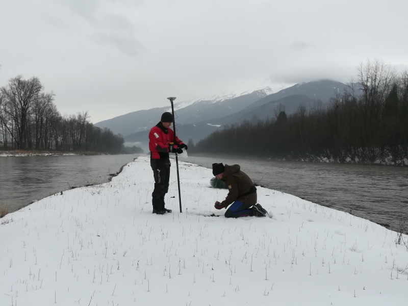 ISERE - banc de Freterive - Loïc et Clément réalisent un prélèvement de fines sur un banc de sédiments de l'Isère