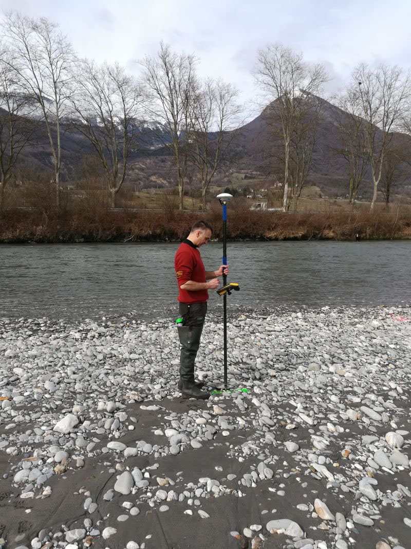 Suivi morphologique : Loïc réalise un levé topographique avec notre GPS Trimble Géo7x sur un banc de l'Isère.