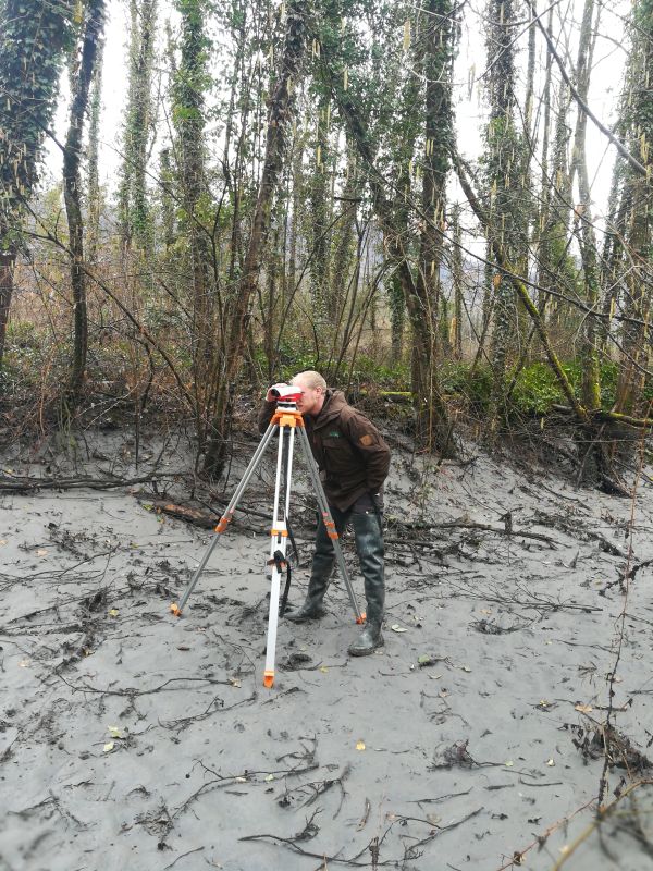 Suivi scientifique des bancs de l'Isère : Charles au niveau de chantier leica