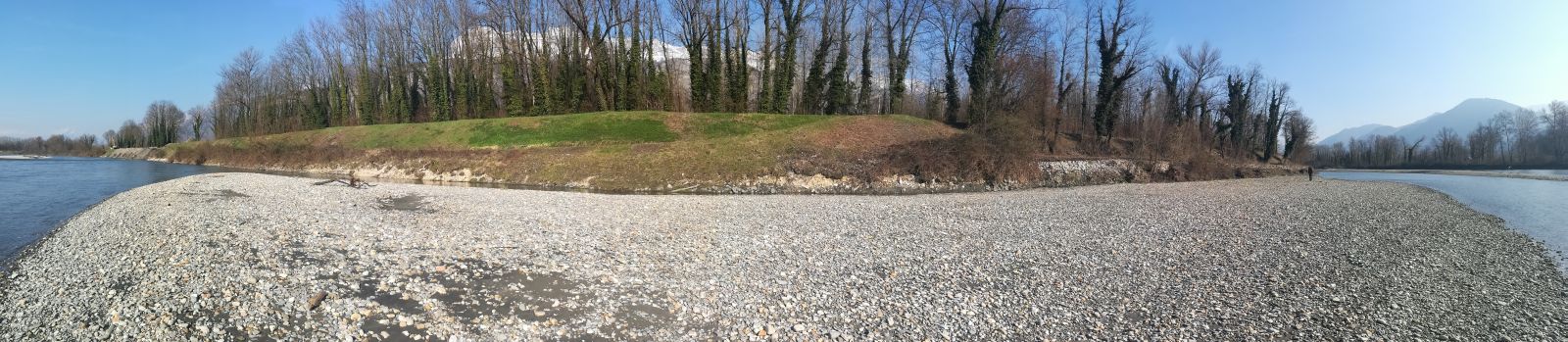 Photo panoramique d'un banc de sédiment au droit de Lumbin pour le suivi morphologique des bancs de l'Isère