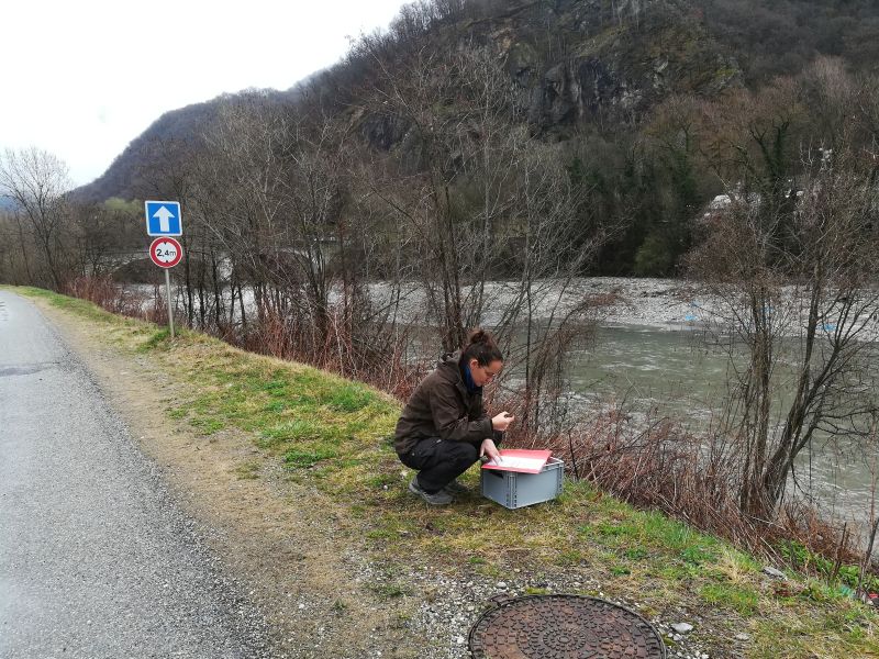 Anaïs Giraud réalise le point sécurité avant la mission du suivi morphologique des bancs de l'Isère