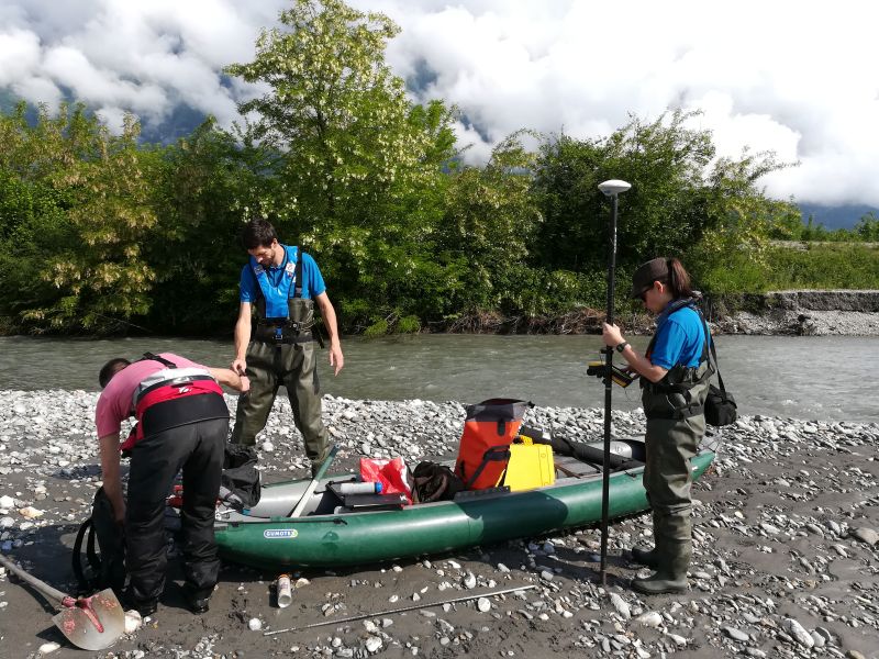 Loïc, Simon et Anaïs préparent le matériel transporté en canoë gonflable pour plus de sécurité. Ils sont équipe de gilets de sauvetage autogonflants ou d'une combinaison intégrale flottable.