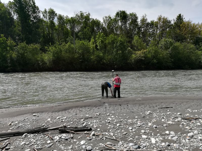 Loïc et Simon réalisent le carroyage topographique du banc de l'Isère avec le GPS Trimble Geo7x centimétrique