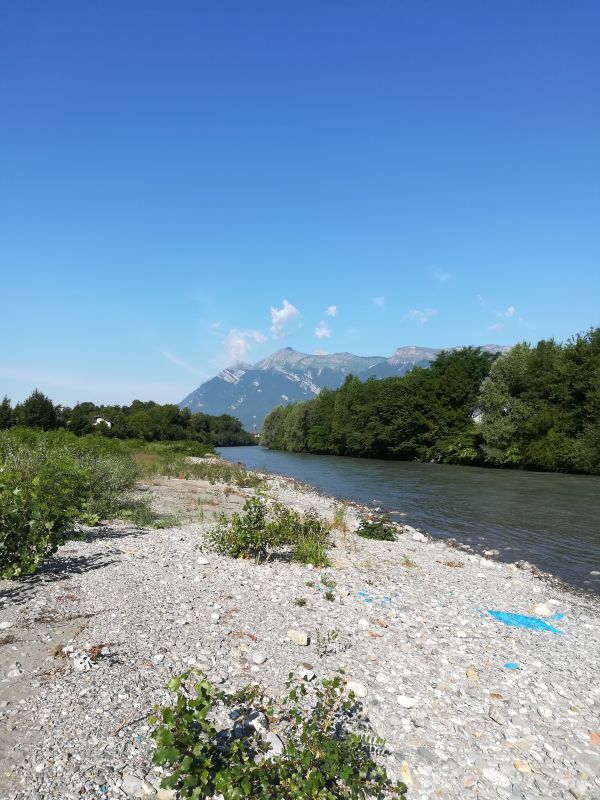 L'Isère entre Grignon et Albertville. On aperçoit une parcelle peinte, un des indicateurs mis en place par Dynamique Hydro pour réaliser le suivi morphologique des bancs du cours d'eau.