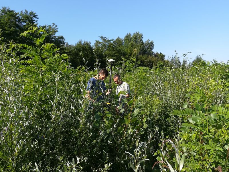 Loïc et Simon réalisent un levé topographique avec notre GPS Géo7x centimétrique. Ce relevé topographique est un carroyage avec une maille de 5 mètres et sondage des profondeurs de fines.