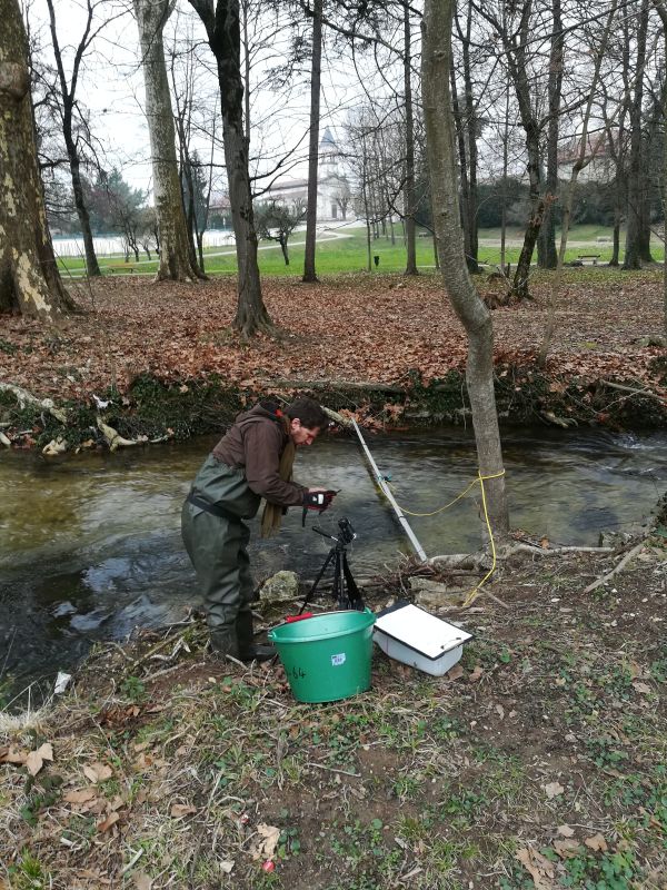 Clément a mis en place tous les éléments pour réaliser un jaugeage chimique avec notre conductimètre Hach HQ14d