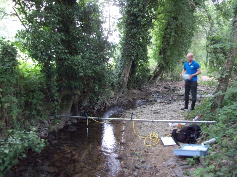 Ecomorphologie : Charles procède à un jaugeage chimique sur un des cours d'eau du bassin versant étudié