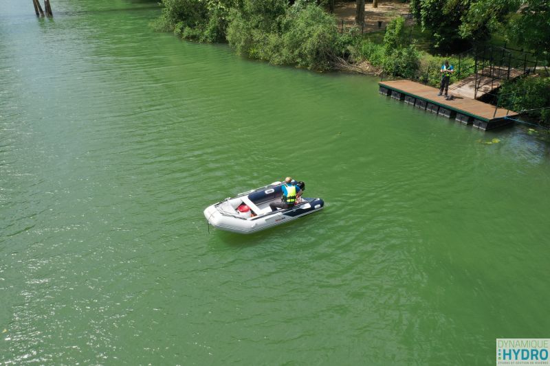 Charles Monneret sur bateau pneumatique sur la Saône à Lyon