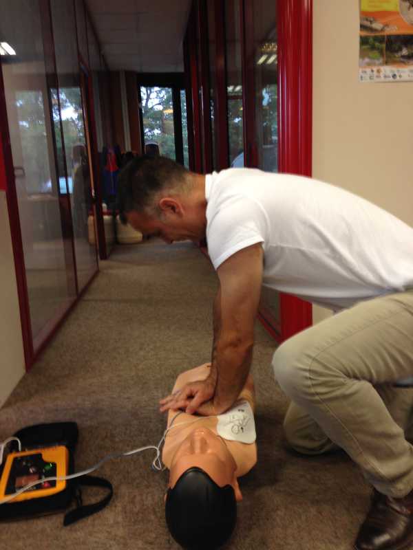 Loïc fait un massage cardiaque à un mannequin