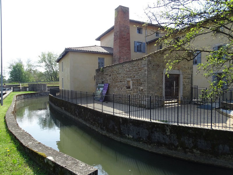 Reyssouze : vue sur la rivière qui traverse le parc des Baudières à Bourg-en-Bresse et une habitation la longeant.