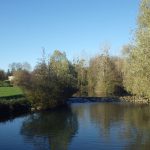 Vue sur le seuil de la rivière Reyssouze au droit du moulin de Corcelles