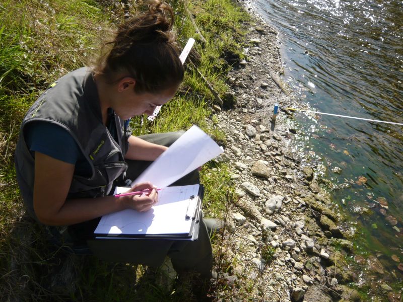 Anaïs prend des notes pour réaliser un IAM (indice d'attractivité morphologique)