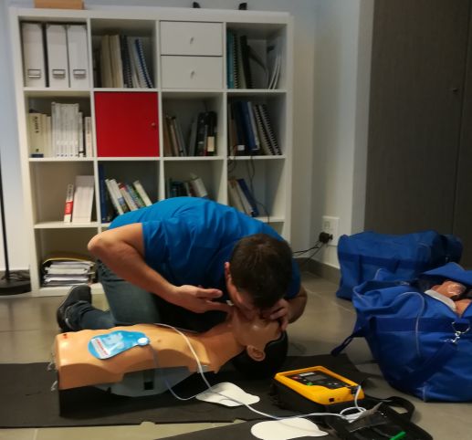 Photo de mise en situation de bouche à bouche sur mannequin lors de notre SST (sauveteur secouriste du travail)