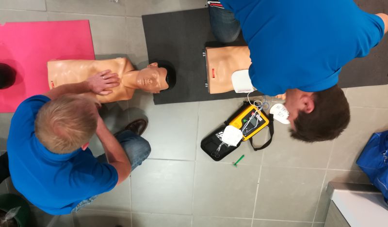Photo du du dessus de 2 personnes en mise en situation de RCP (massage cardiaque) lors de notre formation SST (sauveteur secouriste du travail)
