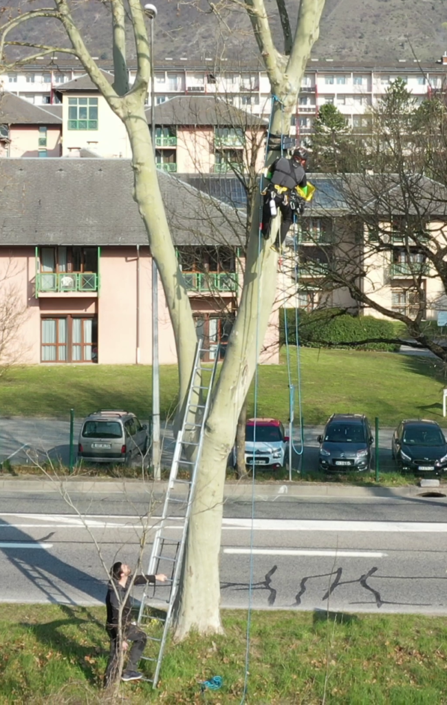 Travail en hauteur pour vérifier et repositionner les caméras en vue de la réalisation d'un timelapse des bancs de l'Isère pour EDF