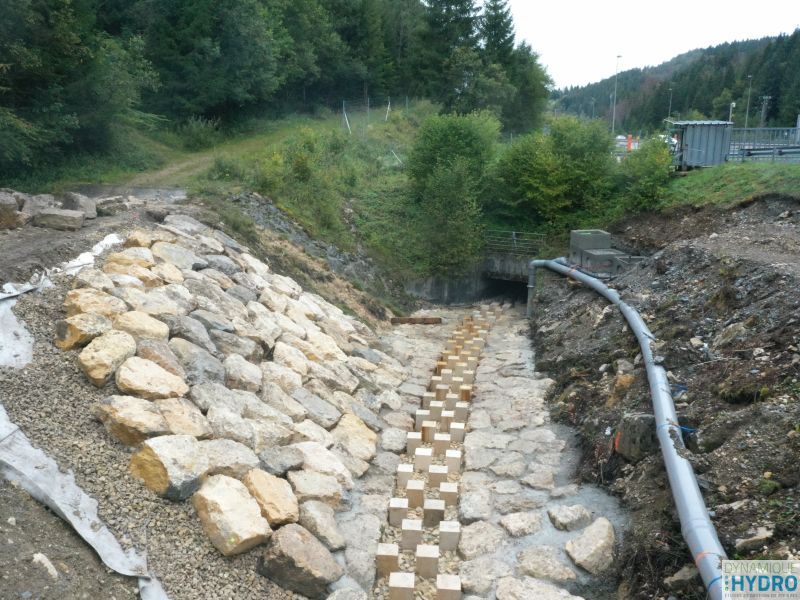 Vue de la rampe rugueuse à macrorugosité pour le rétablissement de la continuité écologique - en chantier