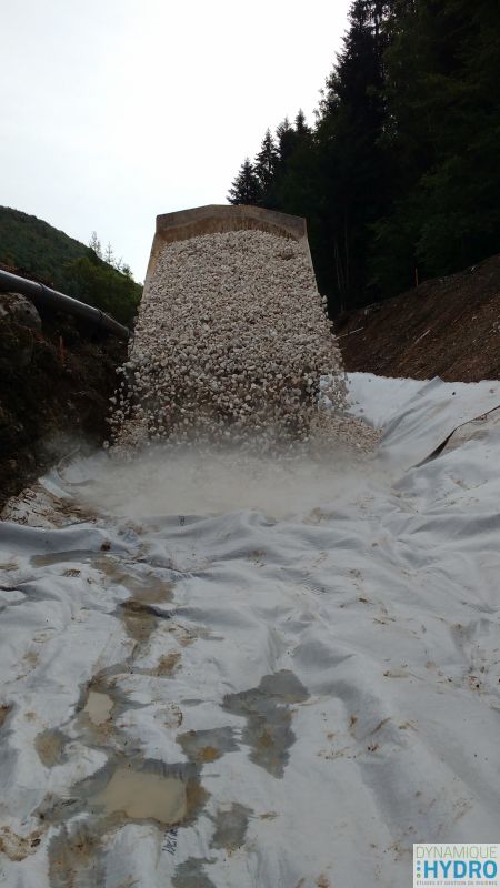 Dépose de la couche de graviers - chantier de restauration écologique du Vau