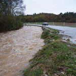 Vue sur une rivière en crue