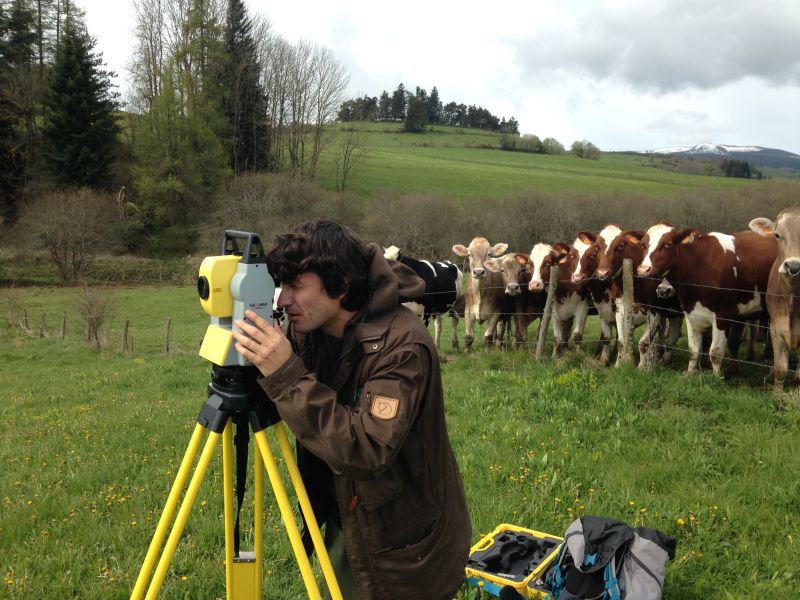 Topographie : Benoît réalise un relevé topographique avec la station totale Géomax - Zipp 20 sur la Veyre. Les voisines les vaches sont venues l'observer.