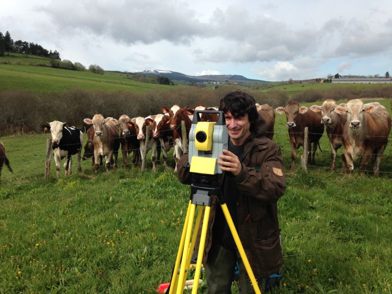 Topographie : Benoît réalise un relevé topographique avec la station totale Géomax - Zipp 20 sur la Veyre. Les voisines les vaches sont venues l'observer.